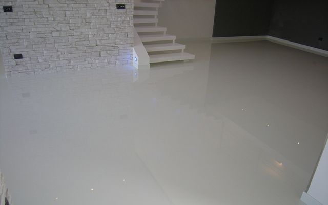 Witte gietvloer in een woning